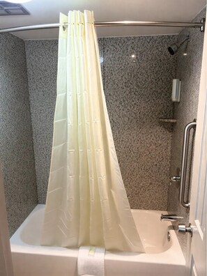 Bañera profunda, secador de pelo, toallas