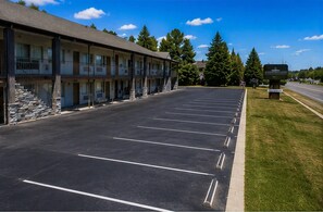 Free self-parking - Brentwood Inn & Suites (Lynchburg)