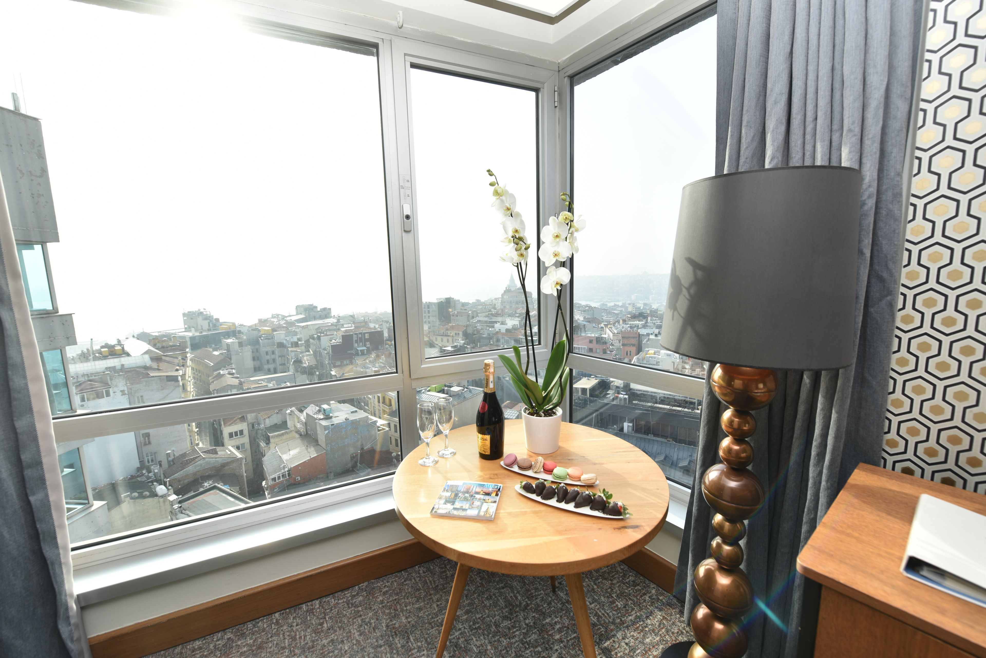 Suite, Bosphorus View | Minibar, Zimmersafe, Schreibtisch, Verdunkelungsvorhänge