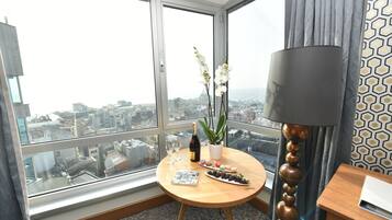 Suite, Bosphorus View | Minibar, Zimmersafe, Schreibtisch, Verdunkelungsvorhänge