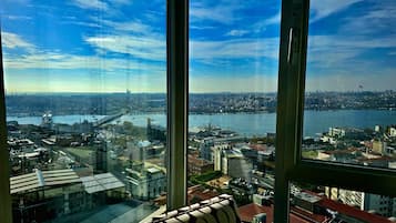 Chambre Club, vue mer | Minibar, coffres-forts dans les chambres, bureau, rideaux occultants