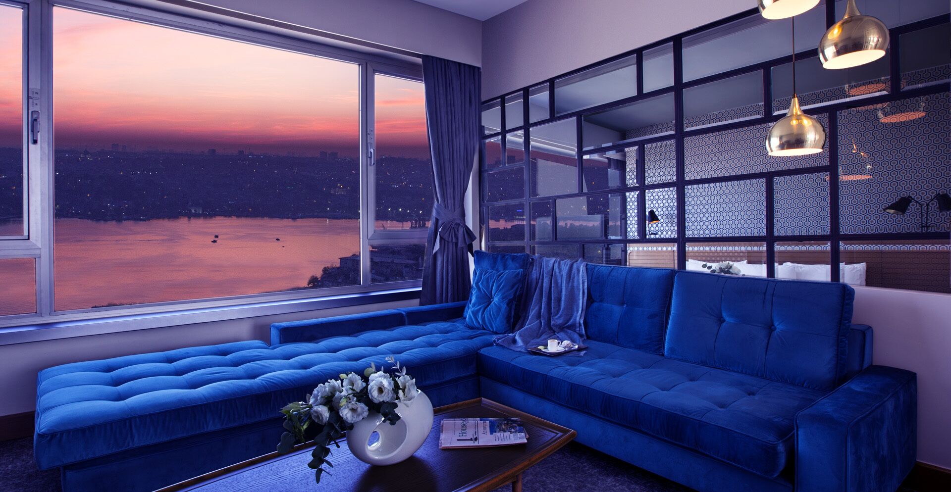 Suite, Bosphorus View | Minibar, Zimmersafe, Schreibtisch, Verdunkelungsvorhänge