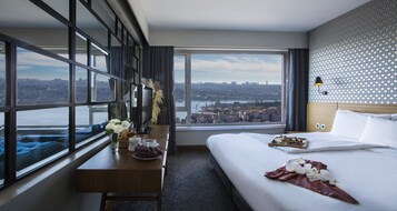 Suite, Bosphorus View | 迷你吧、客房内保险箱、办公桌、遮光窗帘