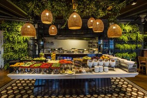 Desayuno buffet (EUR 15 por persona) 