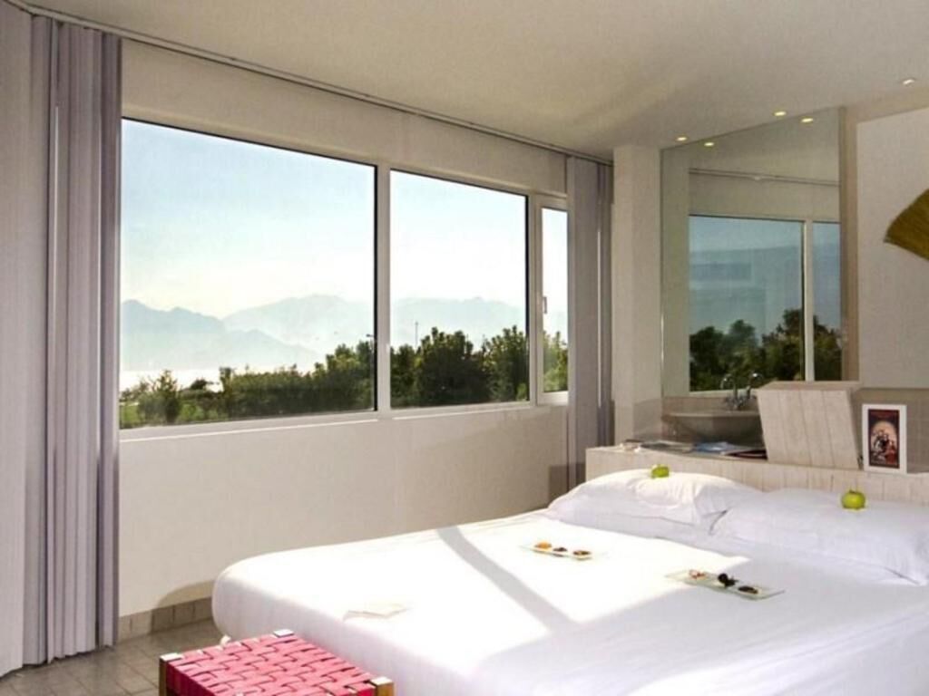 Minibar, caja fuerte, escritorio y cortinas opacas