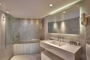 Suite, Bosphorus View | حمام | مستلزمات للعناية الشخصية صديقة للبيئة، مجففات شعر، برانس (أردية) حمّام