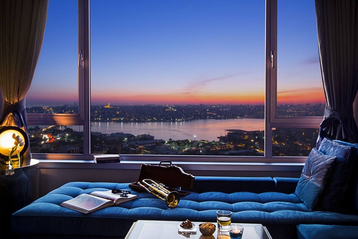 Suite, Bosphorus View | Minibar, két bảo mật tại phòng, bàn, màn/rèm cản sáng 