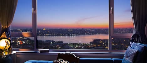 Suite, Bosphorus View | Frigobar, cofres nos quartos, escrivaninha, cortinas blackout