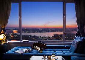 Suite, Bosphorus View | 迷你吧、客房内保险箱、办公桌、遮光窗帘