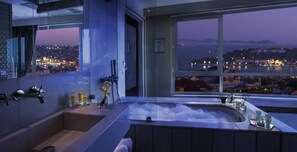 Suite | Minibar, in-room safe, desk, blackout drapes