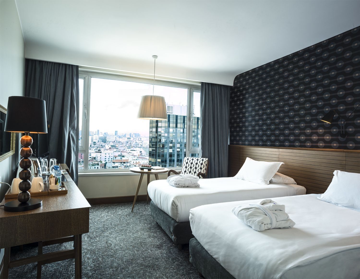 Minibar, caja fuerte, escritorio y cortinas opacas