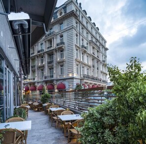 2 restaurants; breakfast, lunch, dinner, and brunch served
