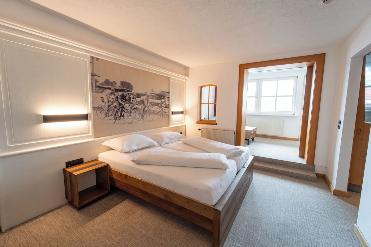 1 bedroom, hypo-allergenic bedding, down comforters, minibar