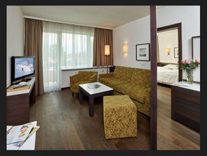 Design Suite, 1 Bedroom, Non Smoking, Mountainside | Living area | 32-inch TV with premium channels