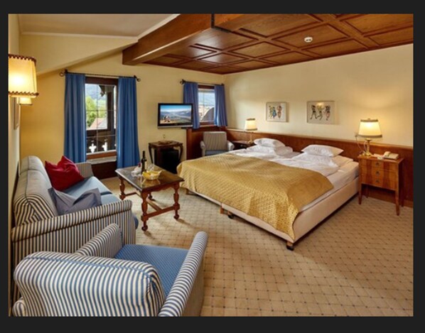 Hypo-allergenic bedding, down comforters, minibar, in-room safe