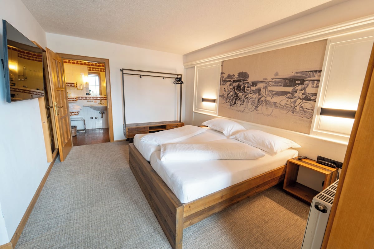 1 bedroom, hypo-allergenic bedding, down duvets, minibar