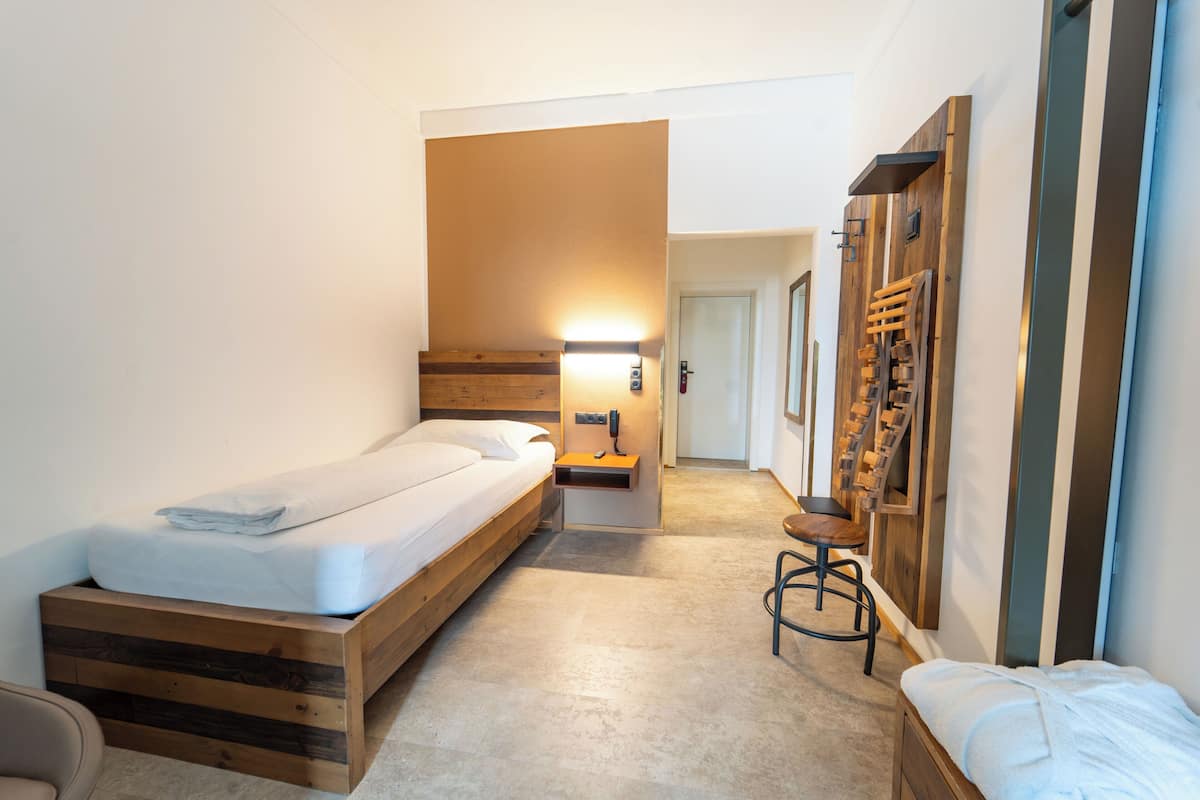 1 bedroom, hypo-allergenic bedding, down duvets, minibar