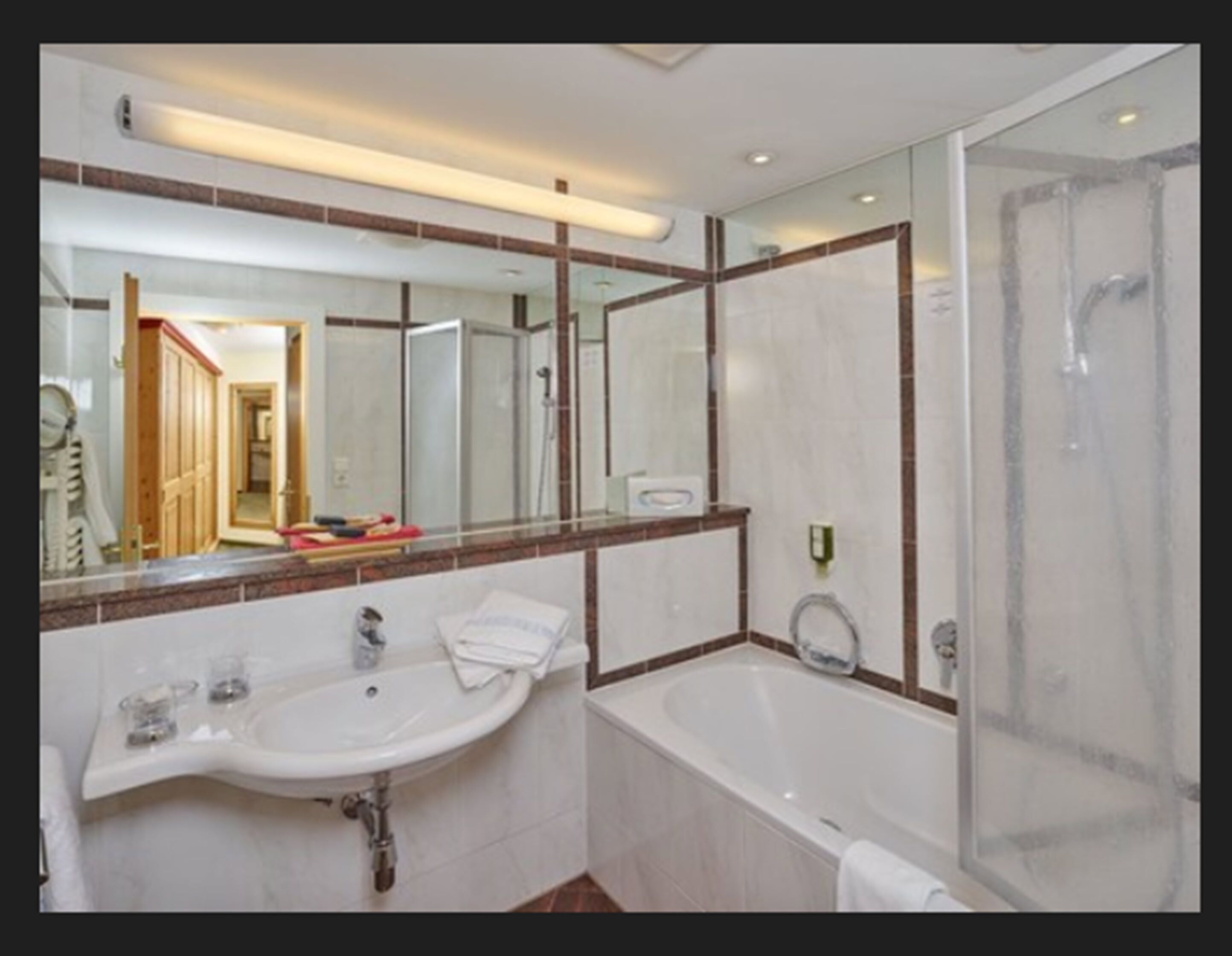 standard double room | bathroom | free toiletries, hair dryer, bathrobes, slippers