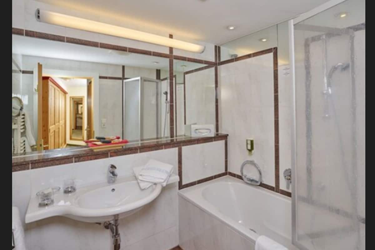 standard double room | bathroom | free toiletries, hair dryer, bathrobes, slippers