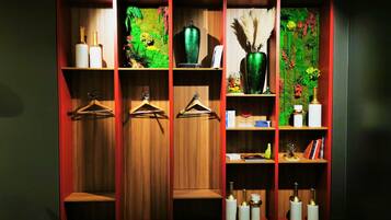 Un armario de madera con varios estantes, algunos con botellas y objetos decorativos.