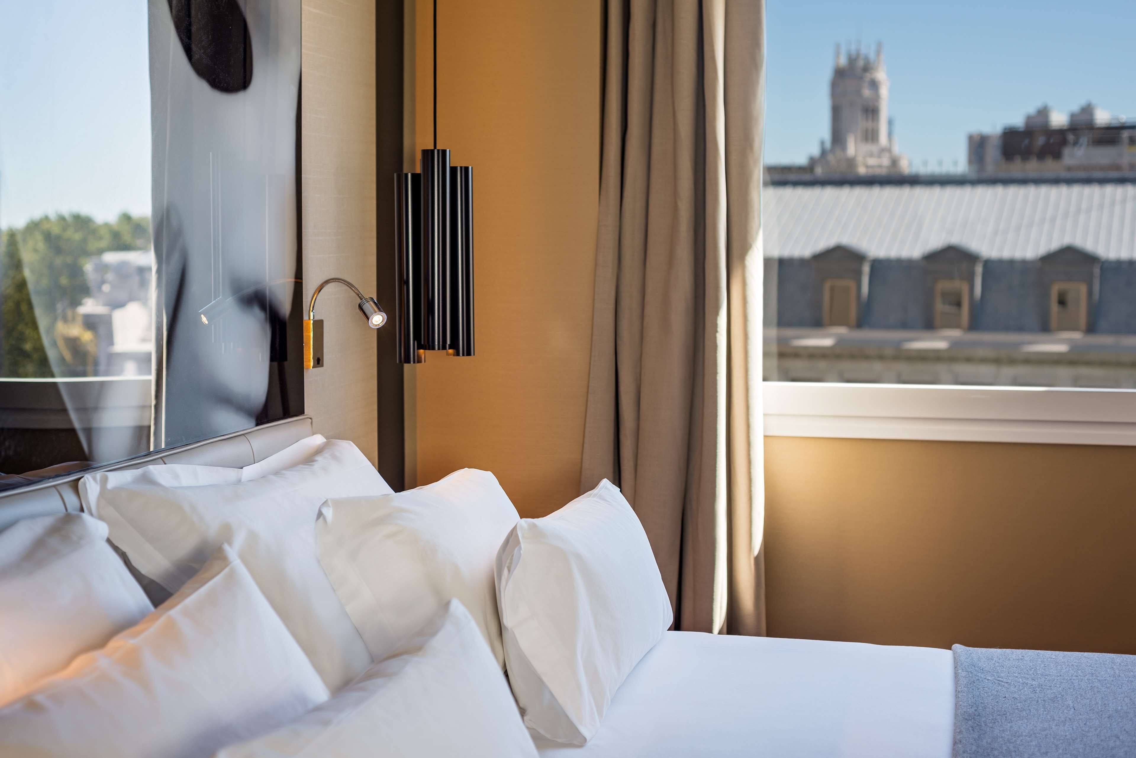 Een minibar, een kluis op de kamer, een bureau, geluiddichte muren