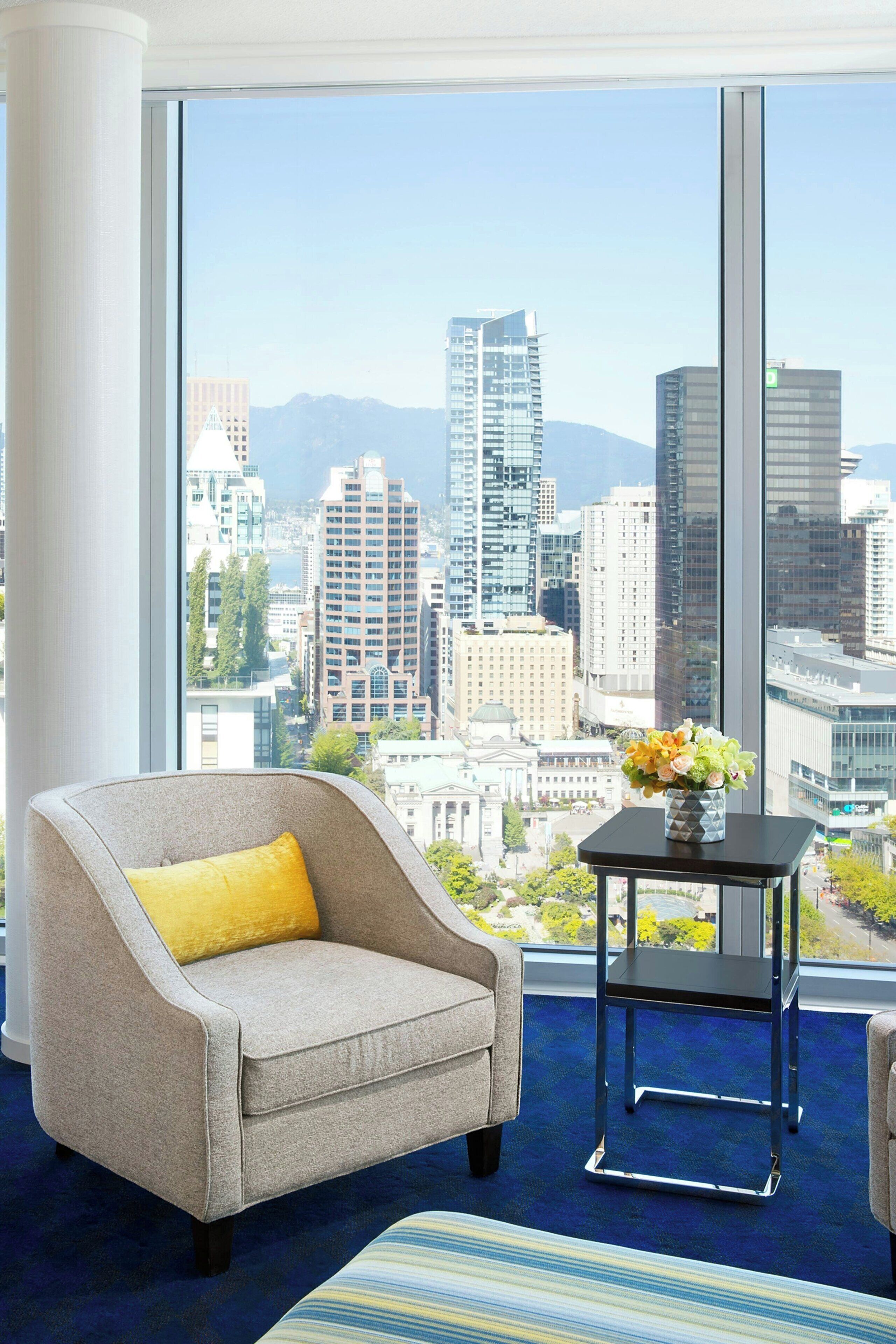 高档床上用品、羽绒被、记忆海绵床垫、客房内保险箱