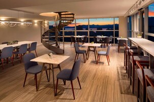 Serviert Mittagessen, Abendessen und Happy Hour