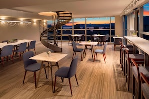 Serves lunch, dinner, and happy hour - Sheraton Vancouver Wall Centre (Vancouver)