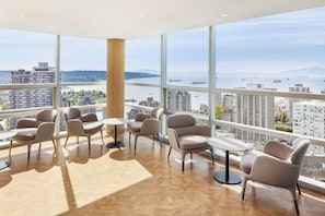 Serves lunch, dinner and happy hour - Sheraton Vancouver Wall Centre (Vancouver)