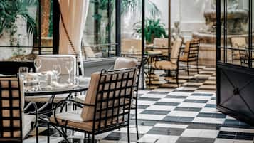 Desayuno buffet (EUR 35 por persona)