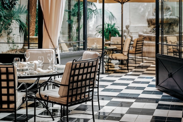 Sarapan prasmanan setiap hari (EUR 35 per orang)