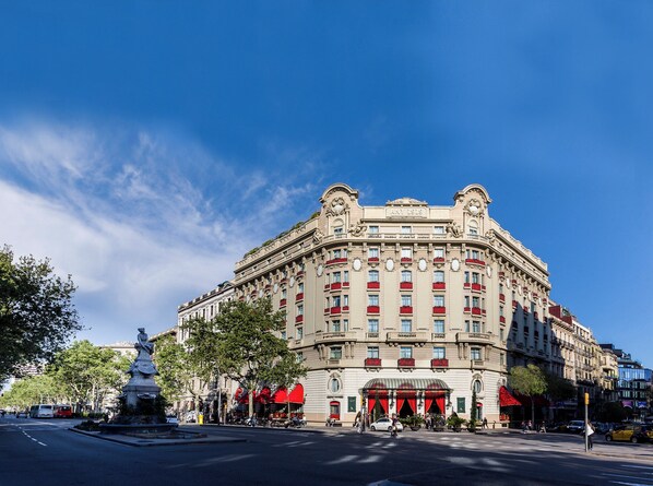A historic building with a classical facade, multiple balconies, and a prominent entrance with red awnings. - Hotel El Palace Barcelona (Barcelona)
