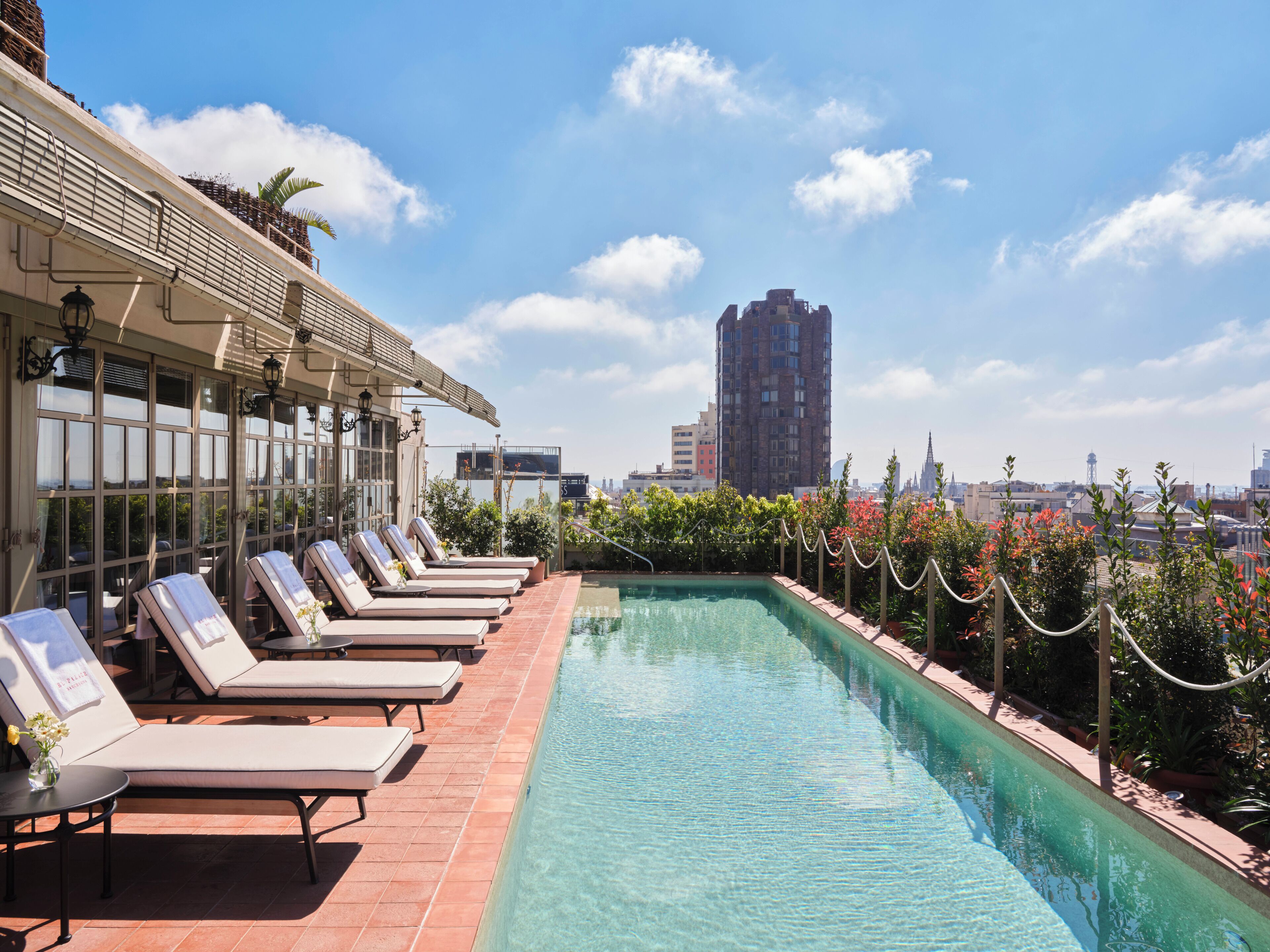 Außenpool, geöffnet von 10:00 Uhr bis 18:00 Uhr, Sonnenschirme