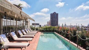 Außenpool, geöffnet von 10:00 Uhr bis 18:00 Uhr, Sonnenschirme