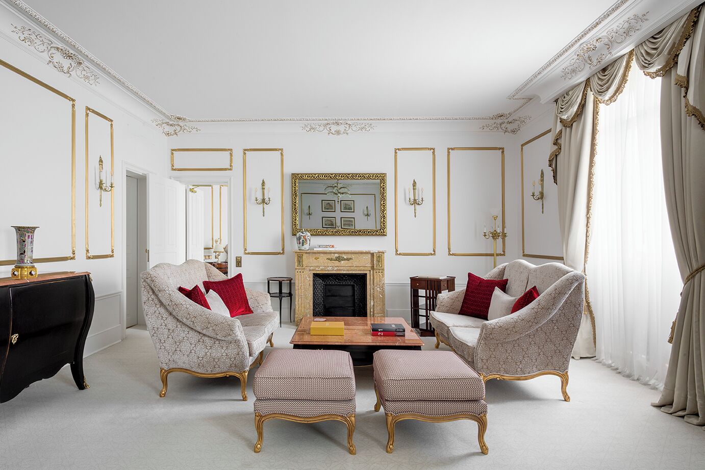 grand suite | living area | flat-screen tv, fireplace