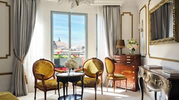 ملاءات من القطن المصري وأغطية فراش متميزة وألحفة محشوة بالريش وميني بار