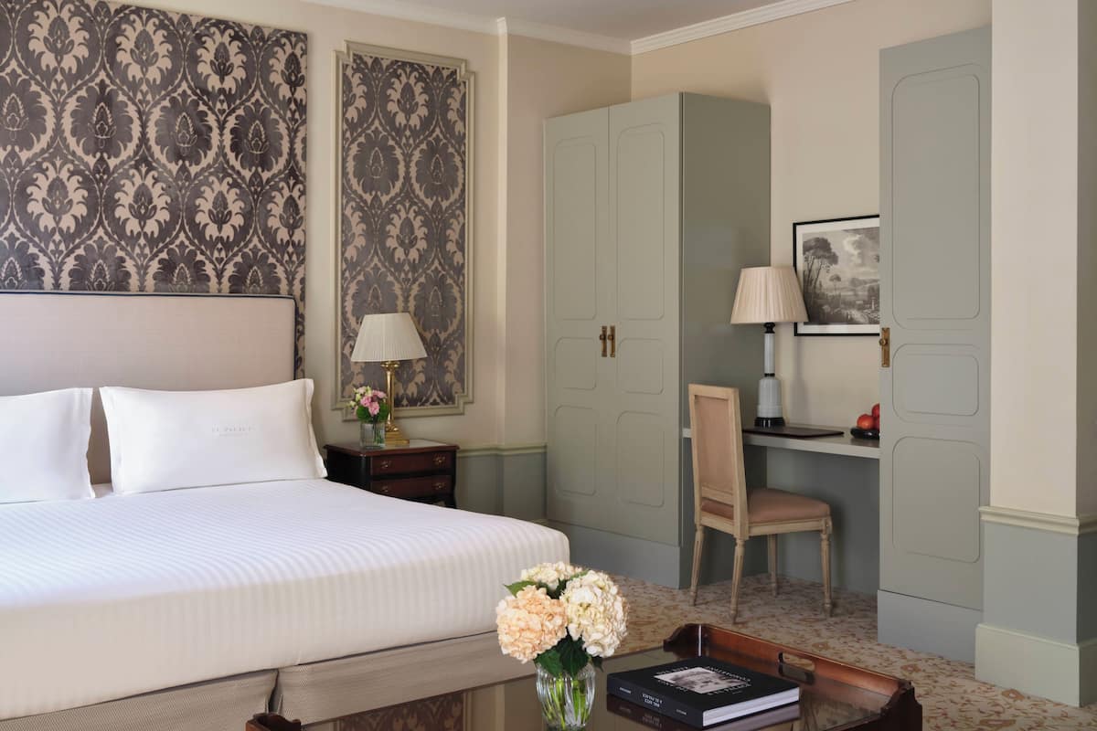 Egyptian cotton sheets, premium bedding, down comforters, minibar