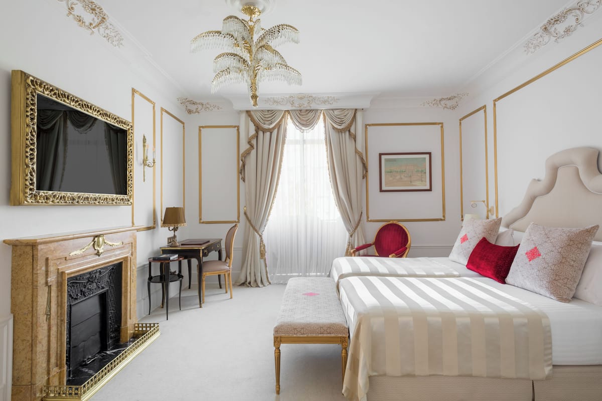 1 bedroom, Egyptian cotton sheets, premium bedding, down duvets