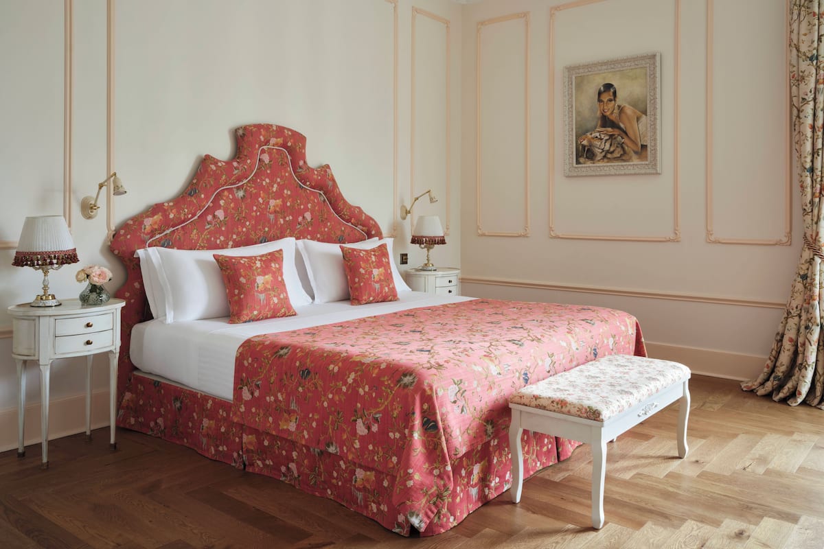 Egyptian cotton sheets, premium bedding, down comforters, minibar