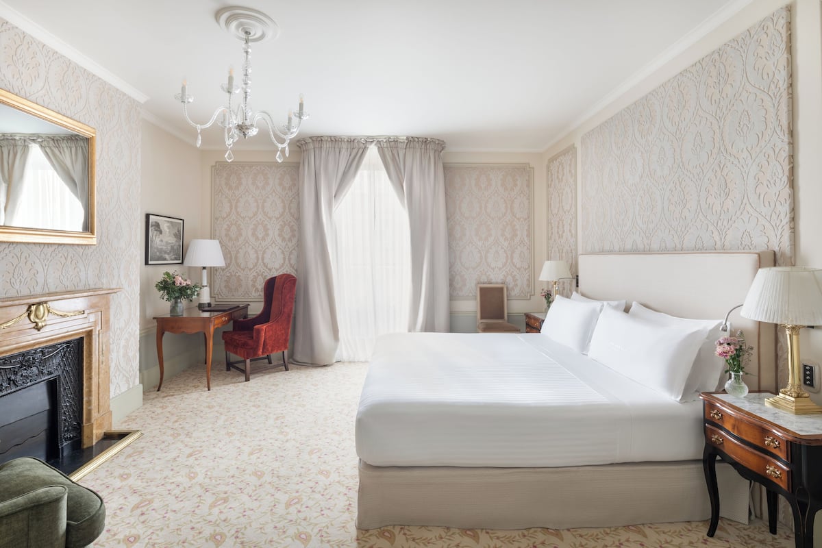 1 bedroom, Egyptian cotton sheets, premium bedding, down comforters
