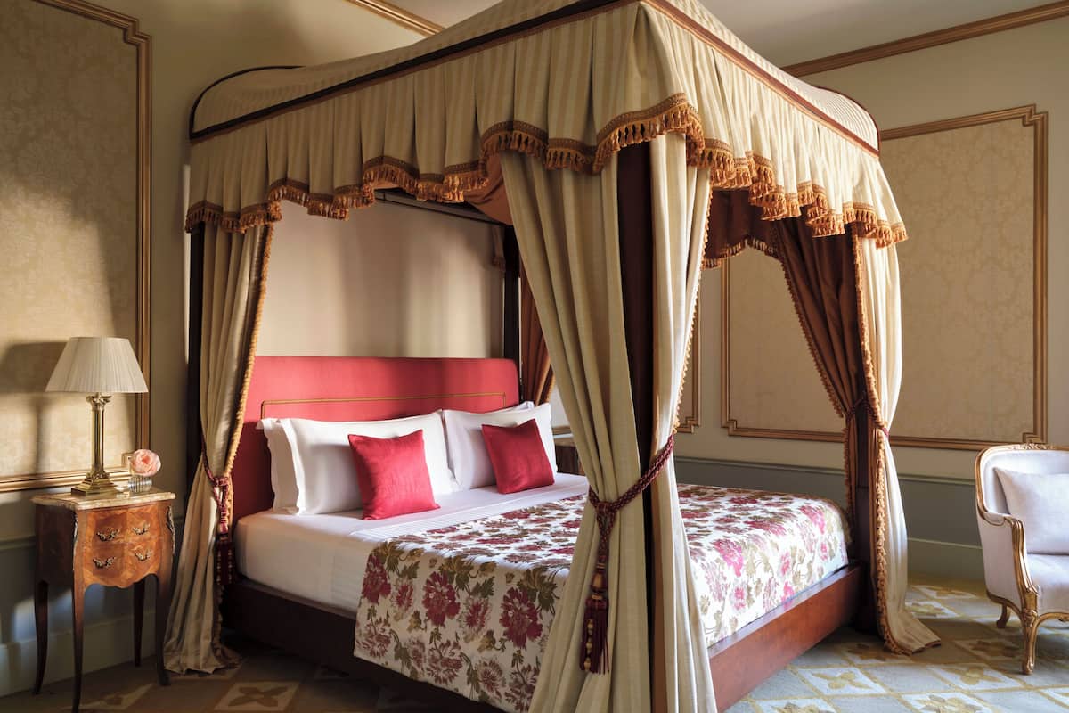 Egyptian cotton sheets, premium bedding, down comforters, minibar