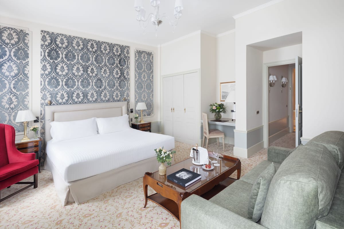 1 bedroom, Egyptian cotton sheets, premium bedding, down duvets