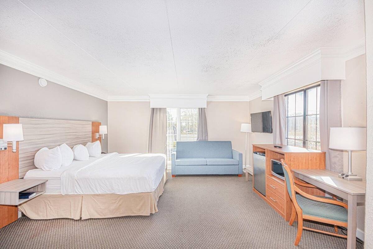 Desk, blackout drapes, iron/ironing board, free WiFi