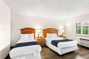 Quarto standard, 2 camas Queen, acessível, para não fumantes | Frigobar, escrivaninha, espaço de trabalho para notebook