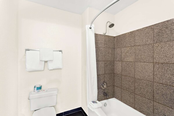 Un baño con ducha, inodoro y bañera.