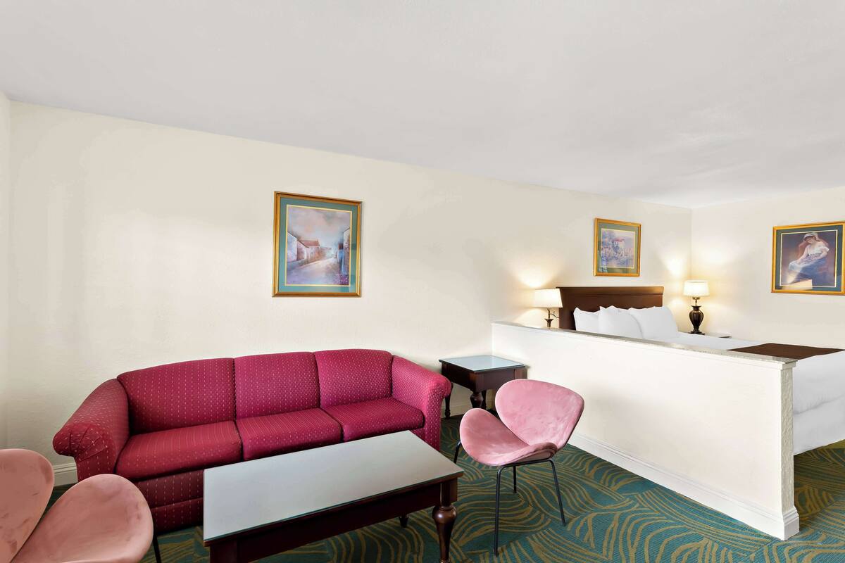 Suite, 1 Katil Raja (King), Non Smoking, Refrigerator & Microwave | Bar mini, meja, ruang kerja komputer riba, seterika/papan seterika 
