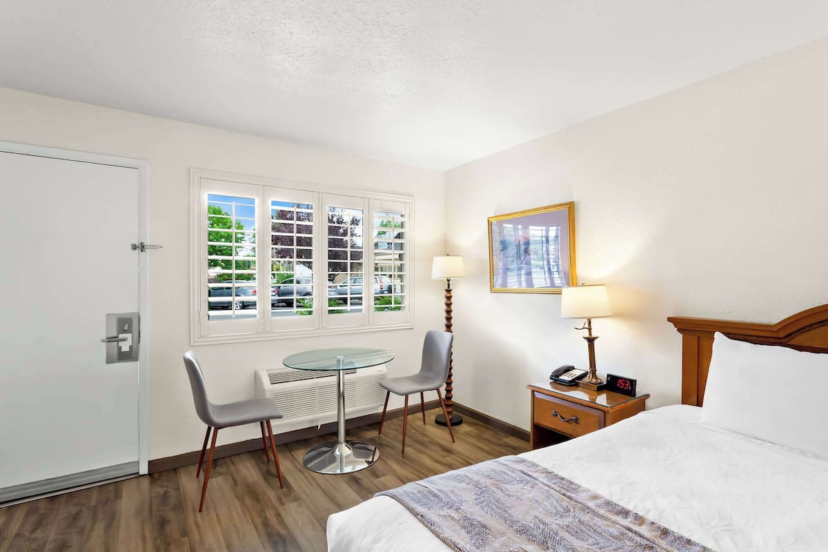 Standard Room, 1 Queen Bed, Non Smoking, Refrigerator & Microwave | Minibar, desk, laptop workspace, iron/ironing board