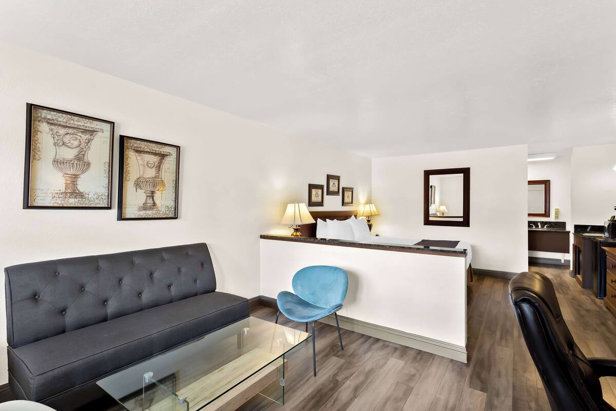 Suite, 1 Katil Raja (King), Non Smoking, Jetted Tub | Bar mini, meja, ruang kerja komputer riba, seterika/papan seterika 