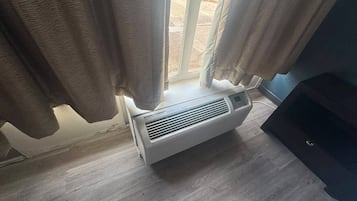 豪華客房, 1 張特大雙人床, 非吸煙房 | 高級寢具、羽絨被、房內夾萬、書桌