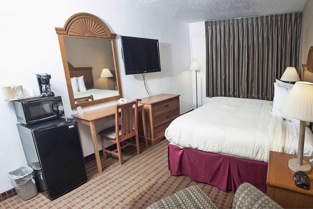 Premium bedding, down comforters, in-room safe, desk